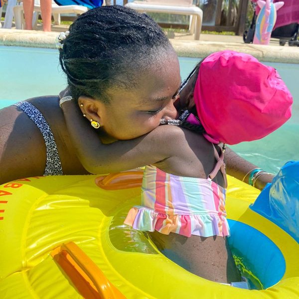 depart-pour-tous-maman-enfant-piscine